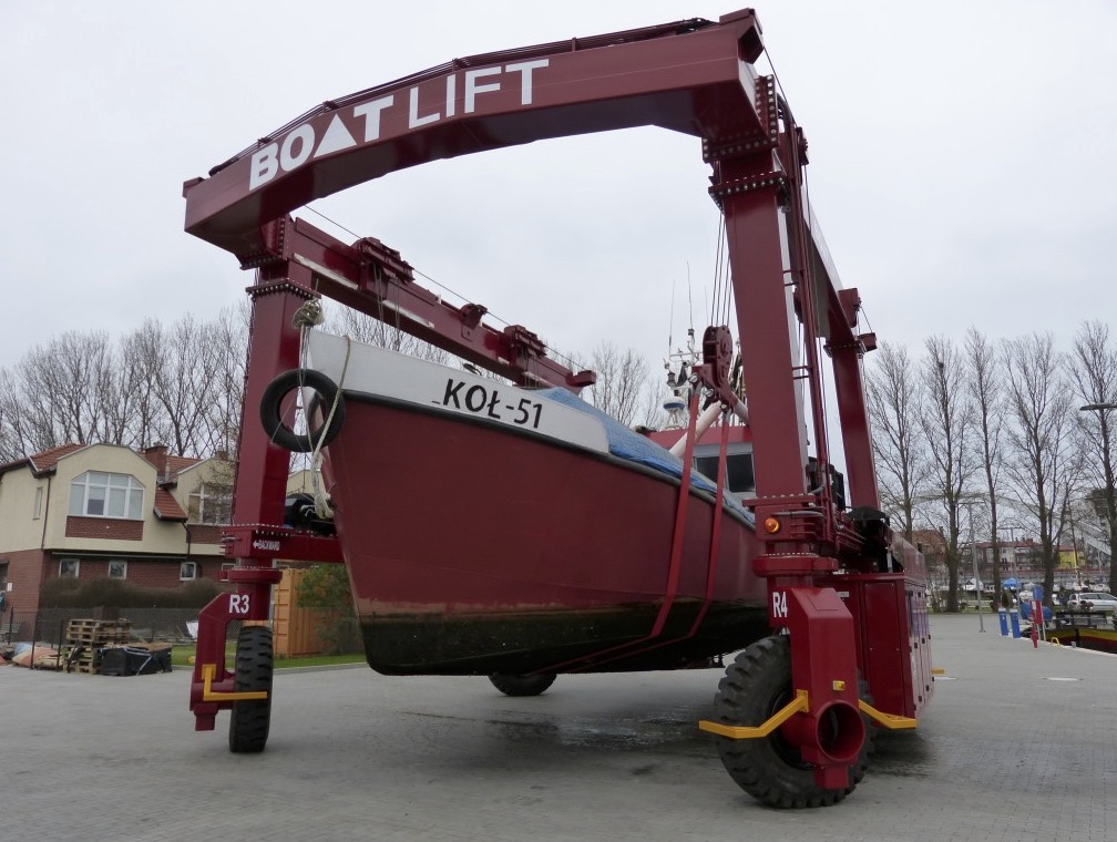 Dźwig Portowy Podczas Rozładunku Towaru Przywiezionego Przez Statek Nowy dźwig portowy w Kołobrzegu | PortalMorski.pl